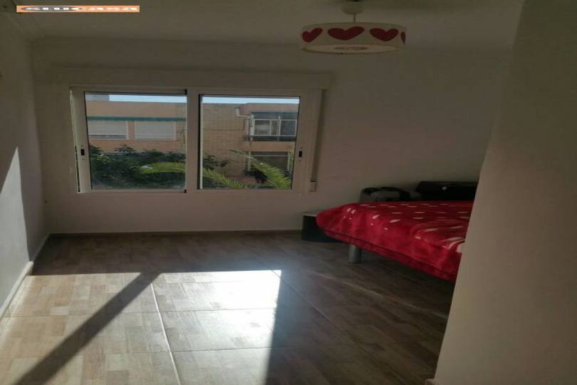 Alicante,Alicante,España,4 Bedrooms Bedrooms,1 BañoBathrooms,Pisos,11595