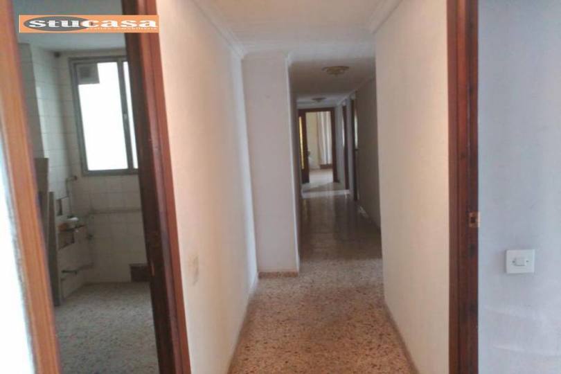 Alicante,Alicante,España,4 Bedrooms Bedrooms,1 BañoBathrooms,Pisos,11654