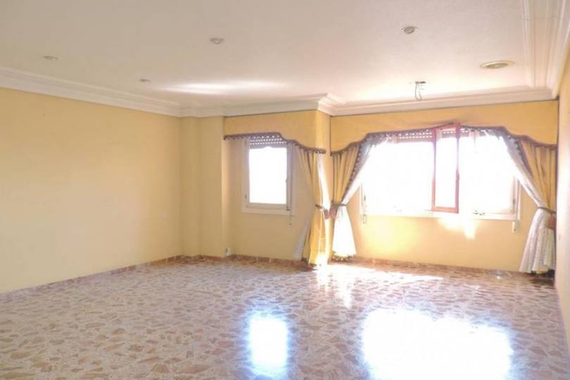 Elche,Alicante,España,5 Bedrooms Bedrooms,2 BathroomsBathrooms,Pisos,14196