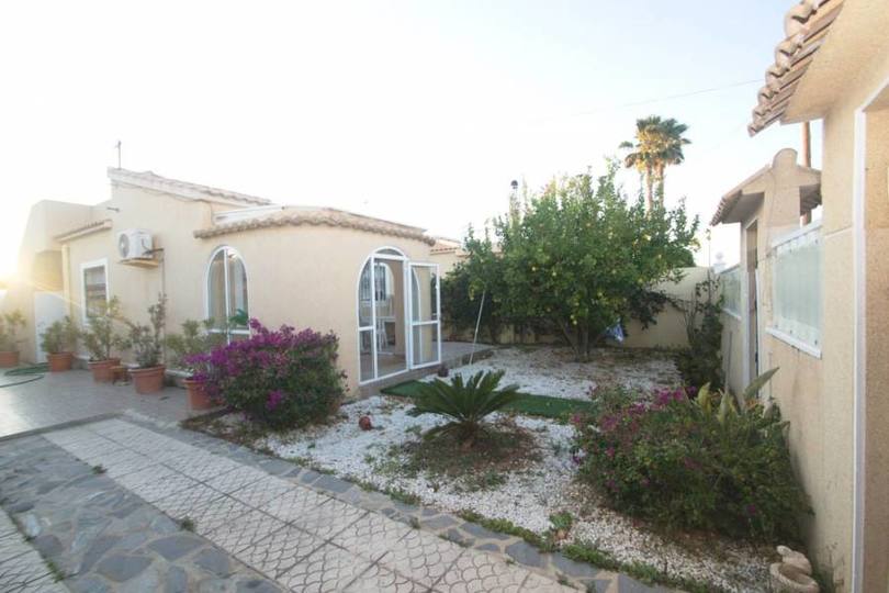 Torrevieja,Alicante,España,3 Habitaciones Habitaciones,2 BañosBaños,Fincas-Villas,2197