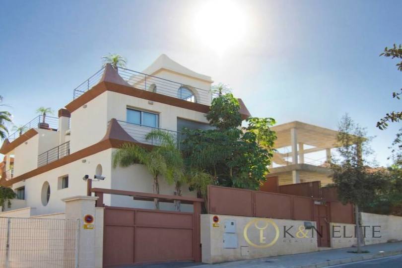 Alicante,Alicante,España,4 Bedrooms Bedrooms,3 BathroomsBathrooms,Chalets,17769