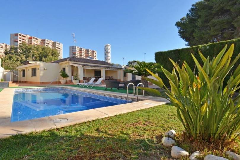 Alicante,Alicante,España,4 Bedrooms Bedrooms,3 BathroomsBathrooms,Chalets,17806