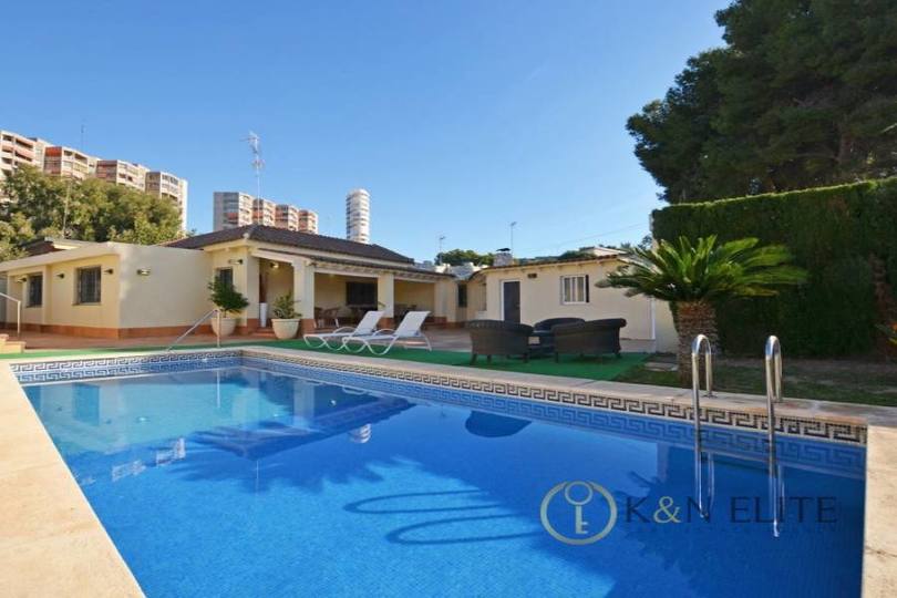 Alicante,Alicante,España,4 Bedrooms Bedrooms,3 BathroomsBathrooms,Chalets,17806