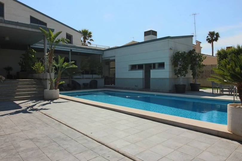 Elche,Alicante,España,6 Bedrooms Bedrooms,4 BathroomsBathrooms,Chalets,18908
