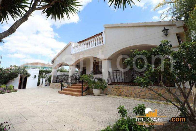 San Vicente del Raspeig,Alicante,España,5 Bedrooms Bedrooms,4 BathroomsBathrooms,Chalets,18950