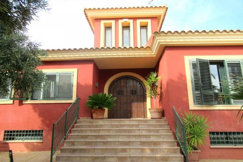Alicante,Alicante,España,5 Bedrooms Bedrooms,4 BathroomsBathrooms,Chalets,18986