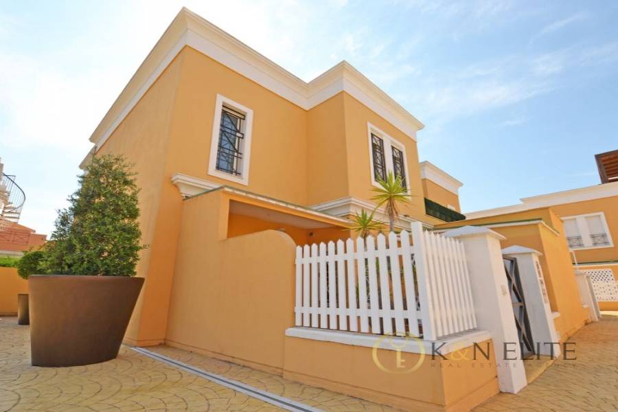 Alicante,Alicante,España,4 Bedrooms Bedrooms,3 BathroomsBathrooms,Bungalow,21727
