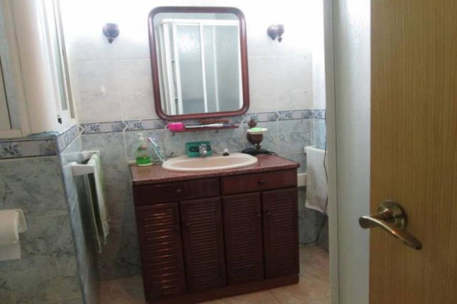 Alicante,Alicante,España,3 Bedrooms Bedrooms,1 BañoBathrooms,Entresuelo,21771