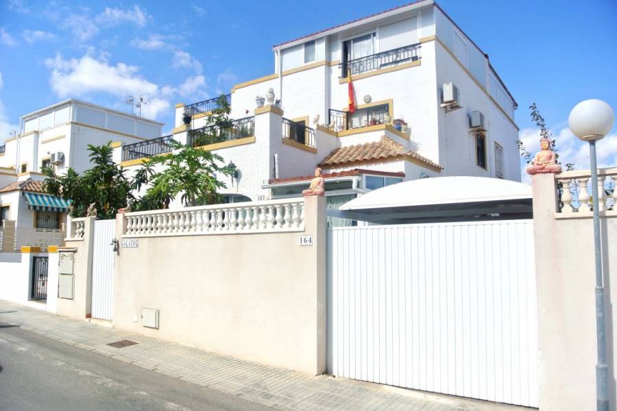 Orihuela Costa,Alicante,España,4 Bedrooms Bedrooms,3 BathroomsBathrooms,Adosada,22450