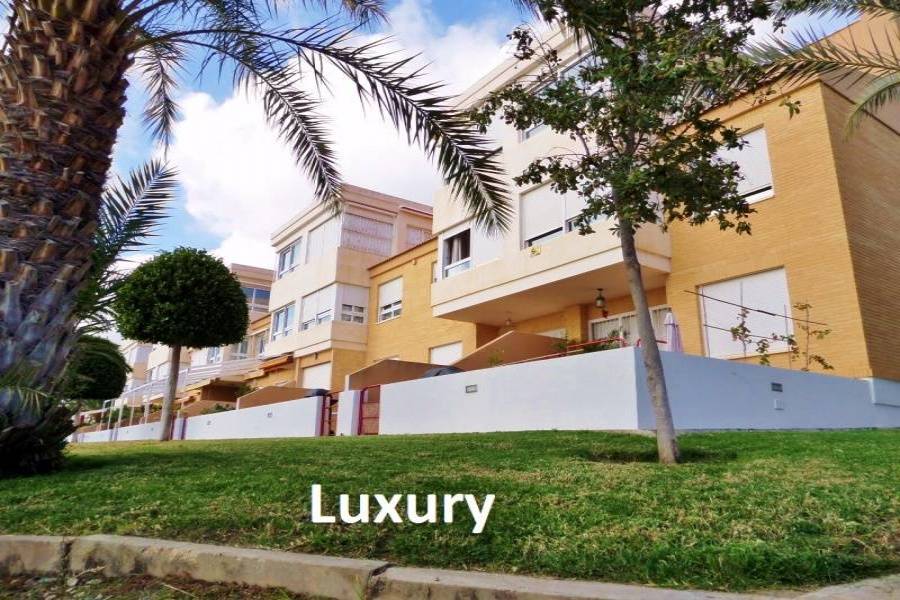 Alicante,Alicante,España,4 Bedrooms Bedrooms,3 BathroomsBathrooms,Adosada,24811