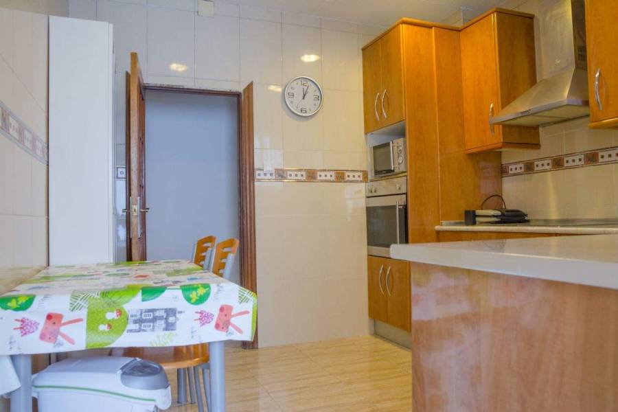 Alicante,Alicante,España,5 Bedrooms Bedrooms,1 BañoBathrooms,Apartamentos,26699