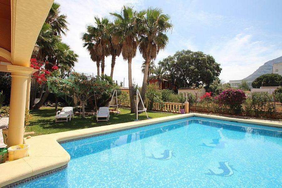 Dénia,Alicante,España,5 Bedrooms Bedrooms,4 BathroomsBathrooms,Chalets,29900