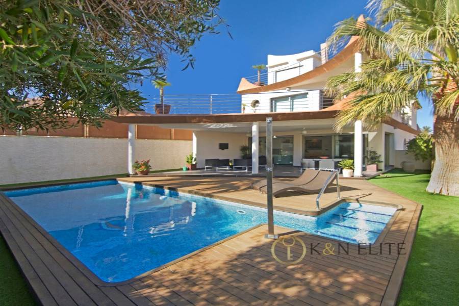 Alicante,Alicante,España,4 Bedrooms Bedrooms,3 BathroomsBathrooms,Chalets,31219