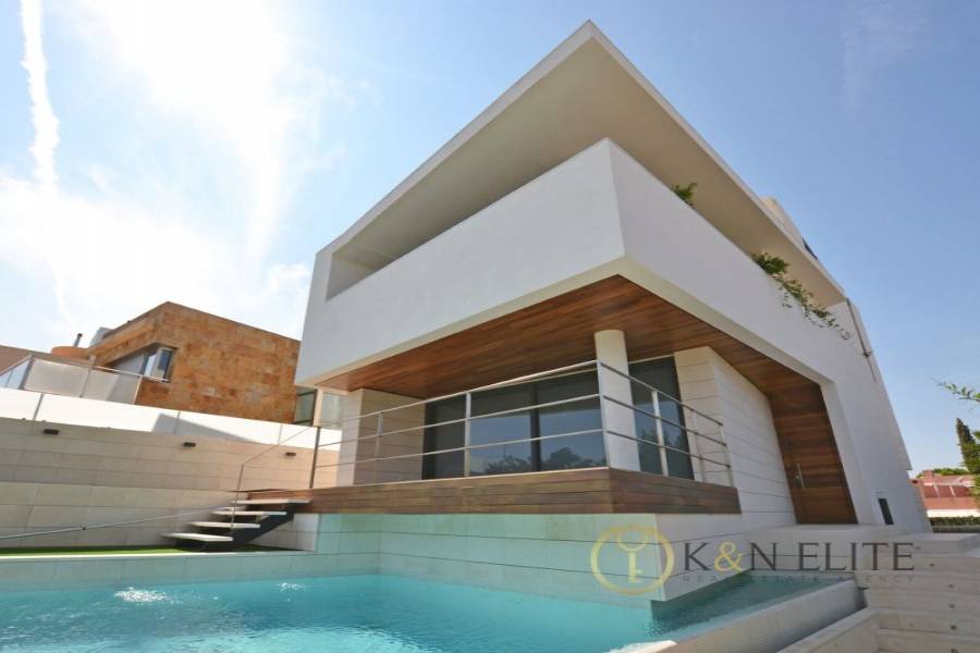 Alicante,Alicante,España,4 Bedrooms Bedrooms,3 BathroomsBathrooms,Chalets,31241