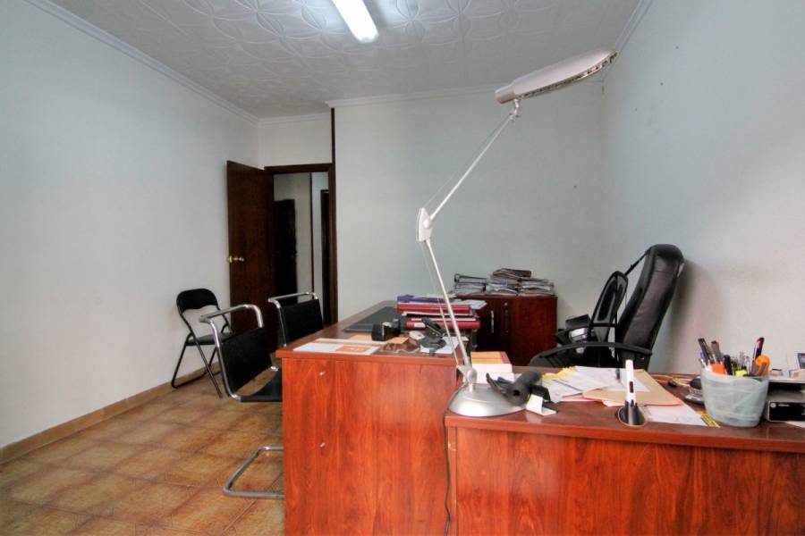 Alicante,Alicante,España,4 Bedrooms Bedrooms,1 BañoBathrooms,Edificio,33956