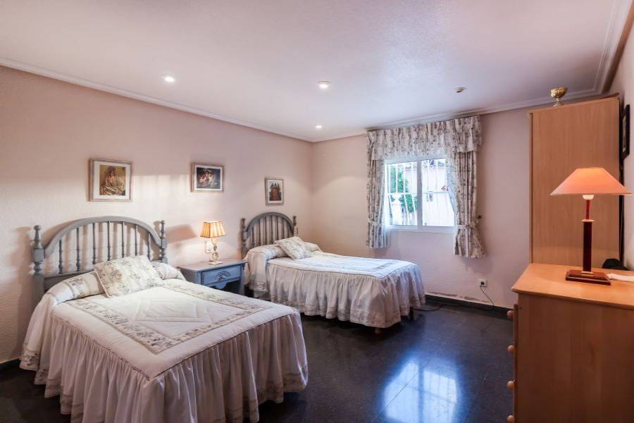 Elche,Alicante,España,6 Bedrooms Bedrooms,3 BathroomsBathrooms,Chalets,34143