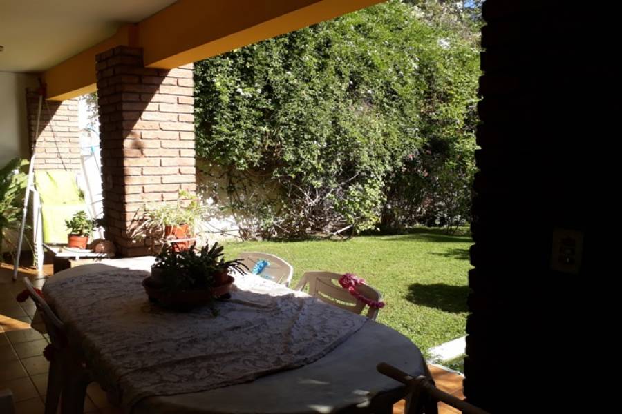 Mendoza,3 Habitaciones Habitaciones,3 BañosBaños,Casas,Sargento Cabral,4,1302