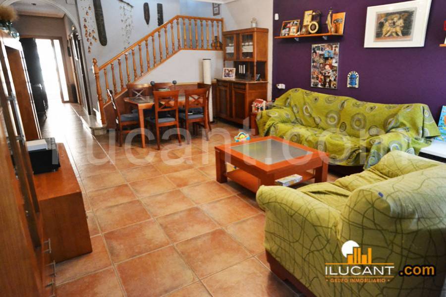 Alicante,Alicante,España,4 Bedrooms Bedrooms,3 BathroomsBathrooms,Planta baja,34155