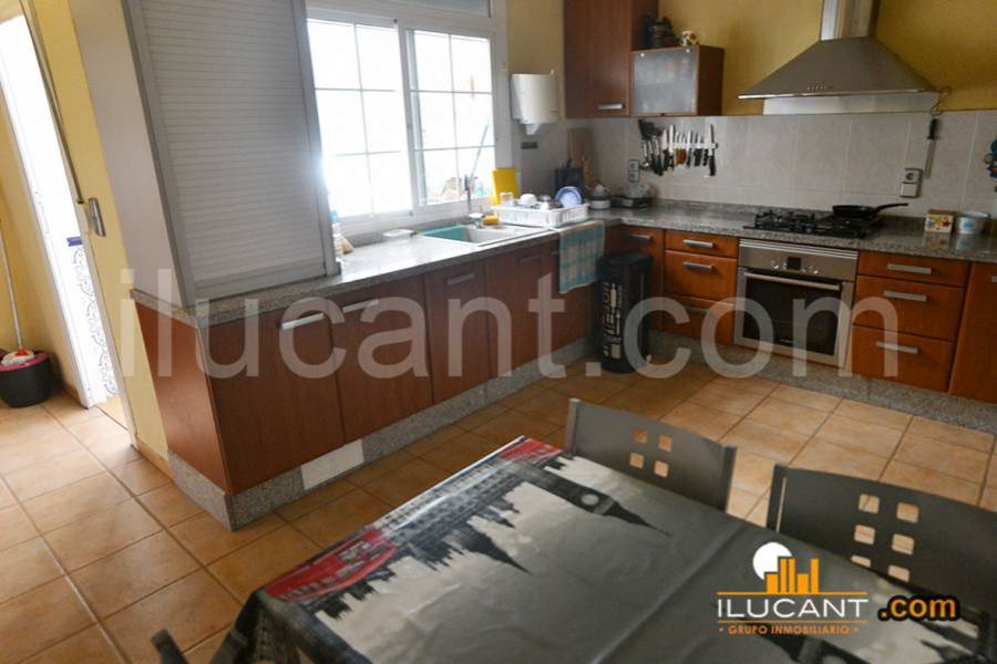 Alicante,Alicante,España,4 Bedrooms Bedrooms,3 BathroomsBathrooms,Planta baja,34155