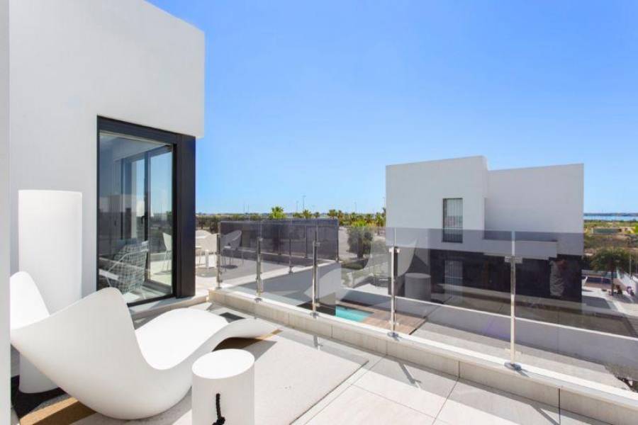 Guardamar del Segura,Alicante,España,3 Bedrooms Bedrooms,3 BathroomsBathrooms,Fincas-Villas,3872
