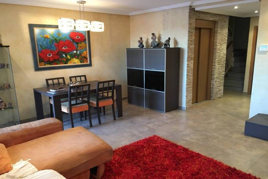 Elche,Alicante,España,3 Bedrooms Bedrooms,2 BathroomsBathrooms,Adosada,34600