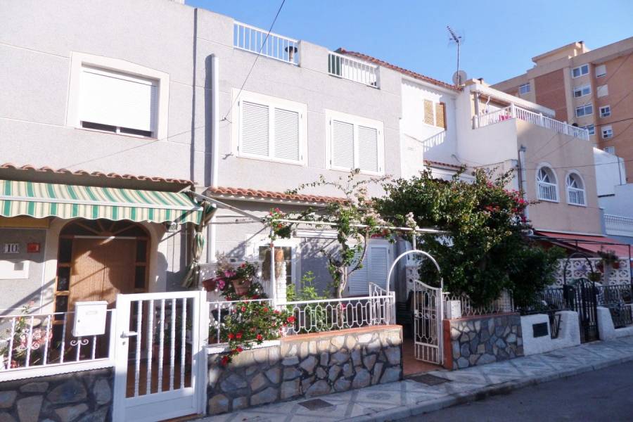 Alicante,Alicante,España,4 Bedrooms Bedrooms,2 BathroomsBathrooms,Adosada,34698