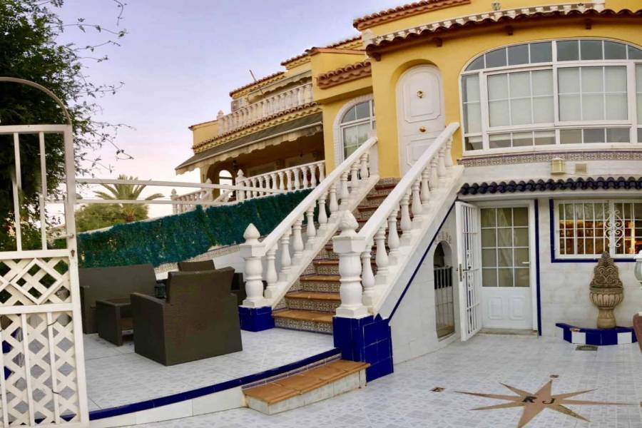 Torrevieja,Alicante,España,4 Bedrooms Bedrooms,2 BathroomsBathrooms,Adosada,35010