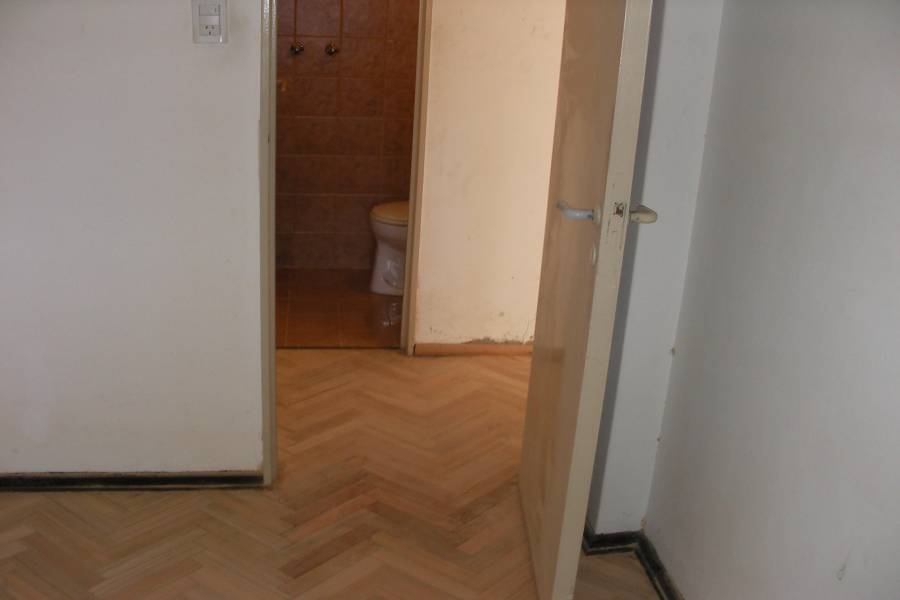 La Paternal,Capital Federal,3 Habitaciones Habitaciones,2 BañosBaños,Departamentos,Juan B Justo y Espinosa,1,1321
