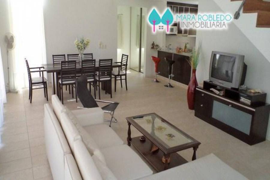 Pinamar,Buenos Aires,Argentina,3 Bedrooms Bedrooms,2 BathroomsBathrooms,Casas,Av Shaw 2200,4085