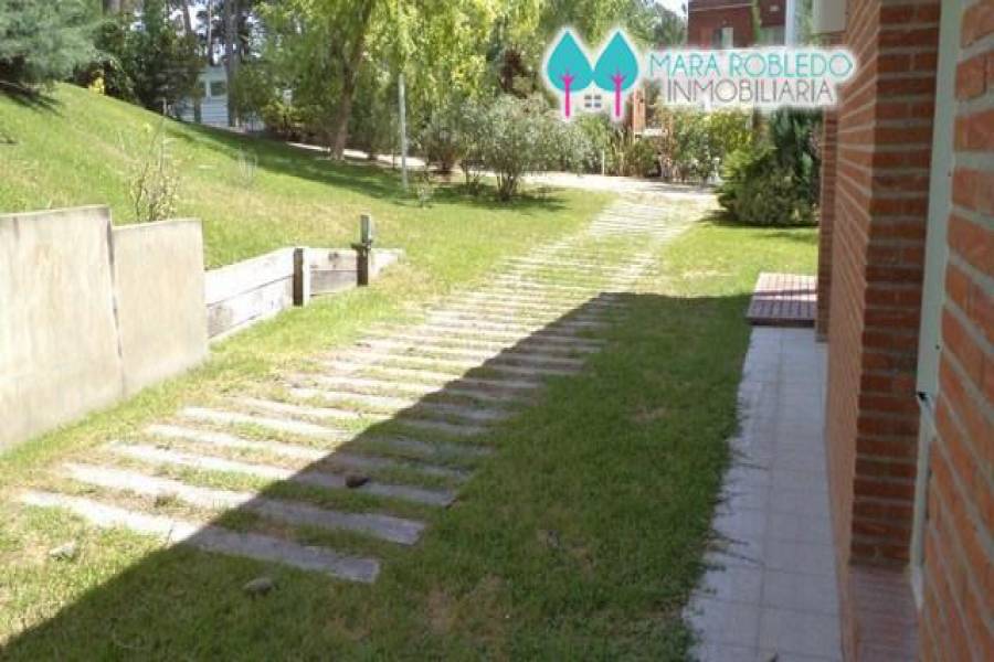 Pinamar,Buenos Aires,Argentina,3 Bedrooms Bedrooms,2 BathroomsBathrooms,Casas,AV SHAW,4428