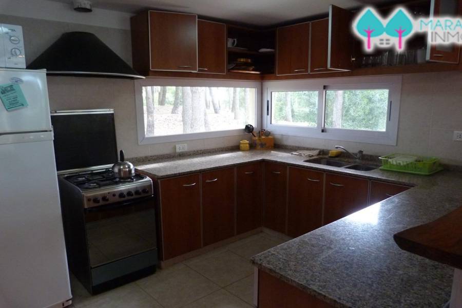 Pinamar,Buenos Aires,Argentina,4 Bedrooms Bedrooms,3 BathroomsBathrooms,Casas,helade y etoneo,4433