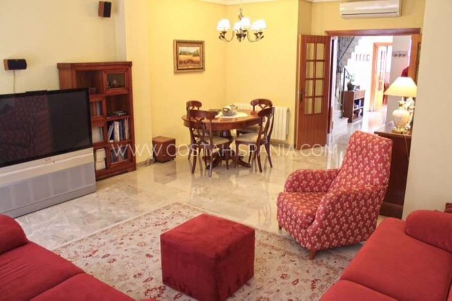 Alicante,Alicante,España,4 Bedrooms Bedrooms,3 BathroomsBathrooms,Adosada,39903