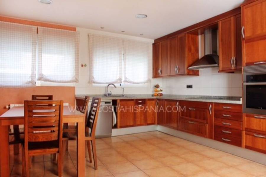Alicante,Alicante,España,4 Bedrooms Bedrooms,3 BathroomsBathrooms,Adosada,39903