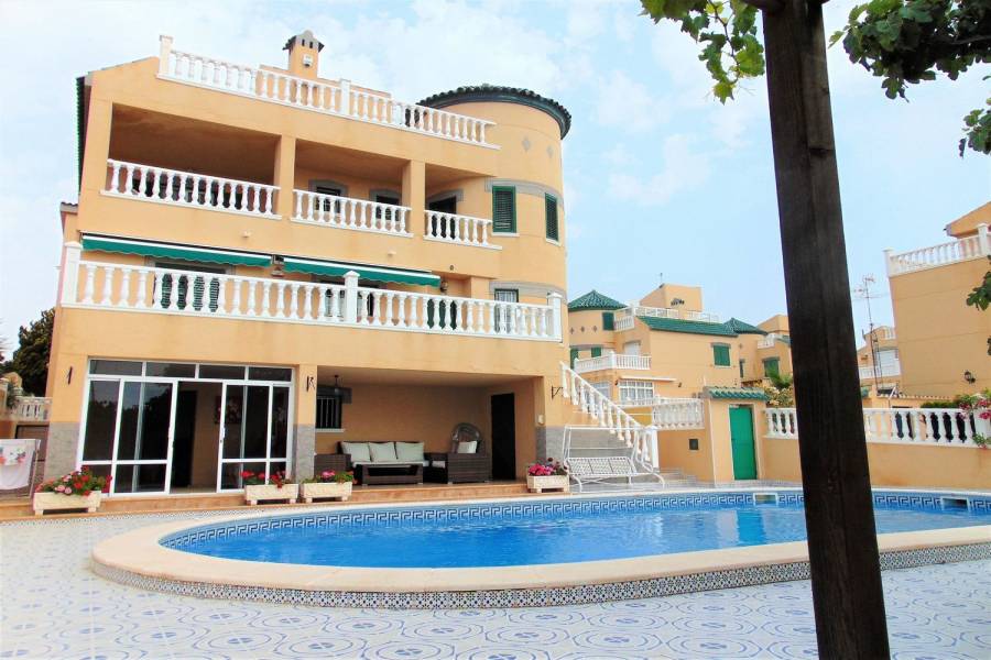 Torrevieja,Alicante,España,4 Bedrooms Bedrooms,3 BathroomsBathrooms,Chalets,39917