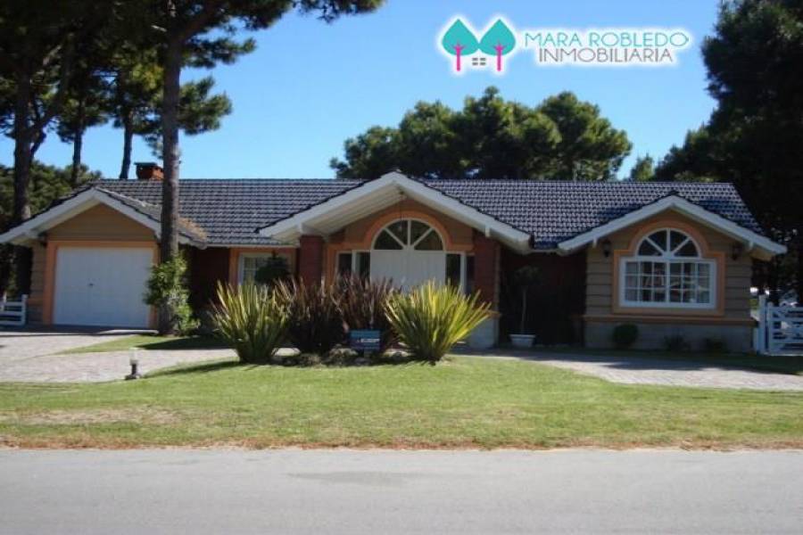 Pinamar,Buenos Aires,Argentina,4 Bedrooms Bedrooms,3 BathroomsBathrooms,Casas,DEL OLIMPO,4454