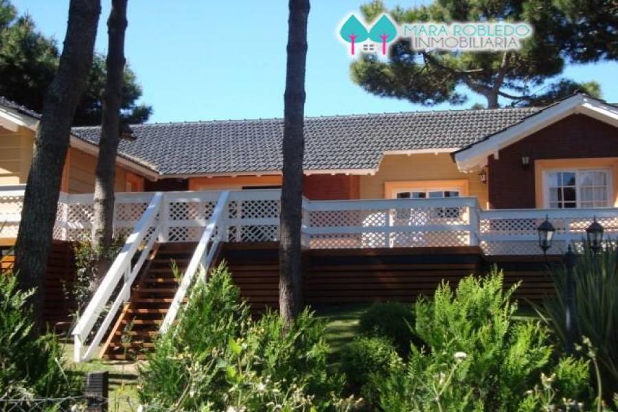 Pinamar,Buenos Aires,Argentina,4 Bedrooms Bedrooms,3 BathroomsBathrooms,Casas,DEL OLIMPO,4454