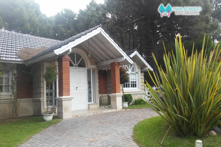 Pinamar,Buenos Aires,Argentina,4 Bedrooms Bedrooms,3 BathroomsBathrooms,Casas,DEL OLIMPO,4454