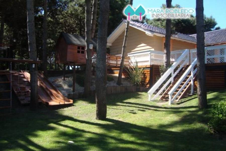 Pinamar,Buenos Aires,Argentina,4 Bedrooms Bedrooms,3 BathroomsBathrooms,Casas,DEL OLIMPO,4454