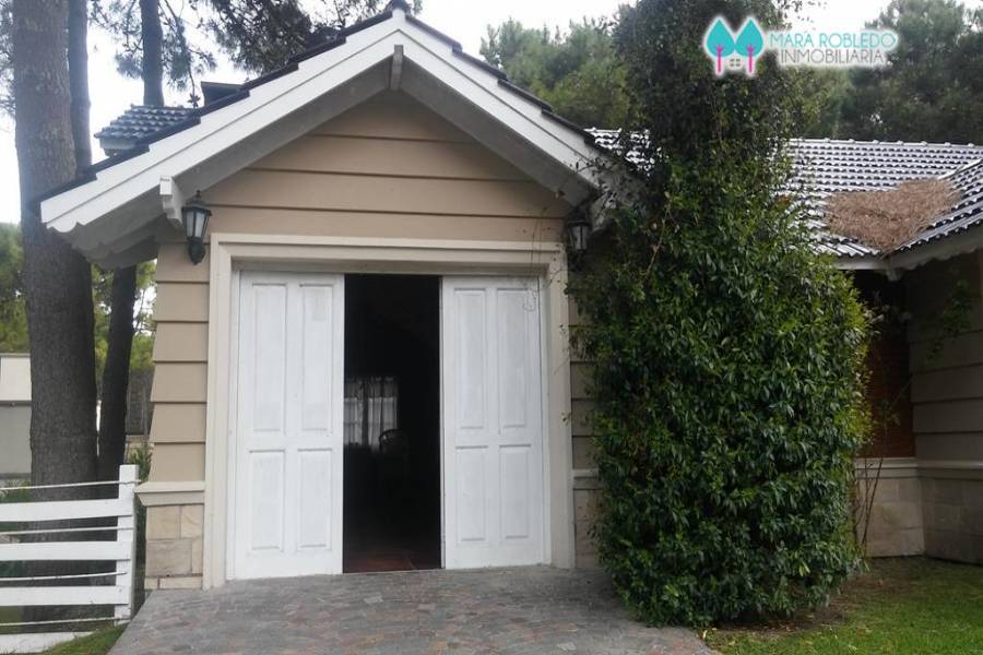 Pinamar,Buenos Aires,Argentina,4 Bedrooms Bedrooms,3 BathroomsBathrooms,Casas,DEL OLIMPO,4454
