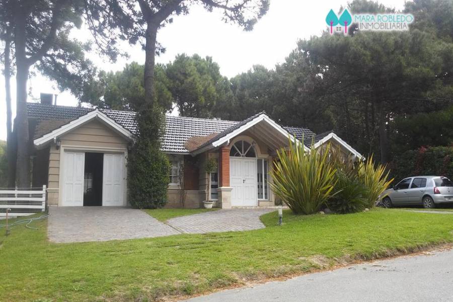 Pinamar,Buenos Aires,Argentina,4 Bedrooms Bedrooms,3 BathroomsBathrooms,Casas,DEL OLIMPO,4454