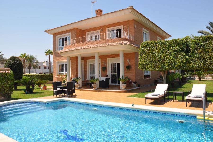 Torrevieja,Alicante,España,4 Bedrooms Bedrooms,2 BathroomsBathrooms,Chalets,40195
