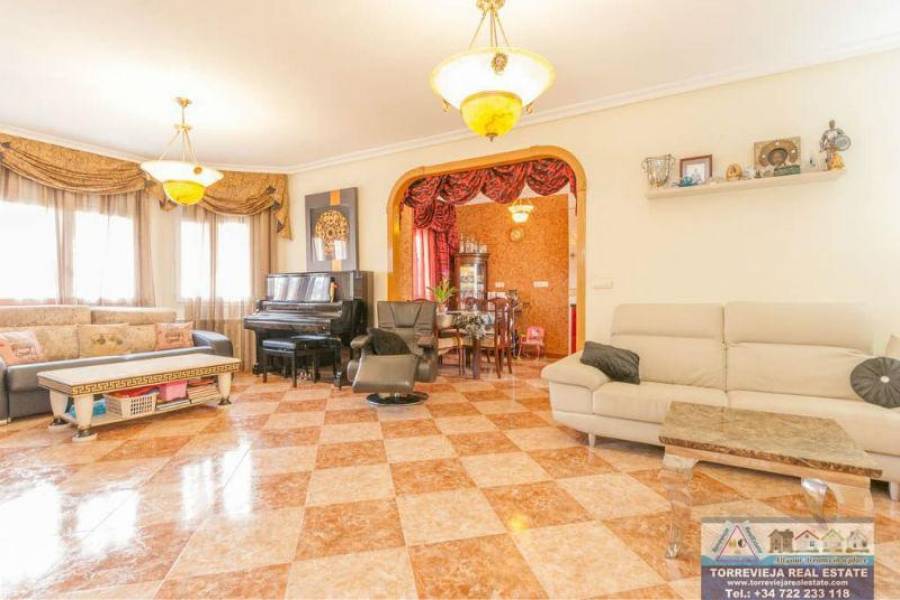 Torrevieja,Alicante,España,5 Bedrooms Bedrooms,5 BathroomsBathrooms,Chalets,40210