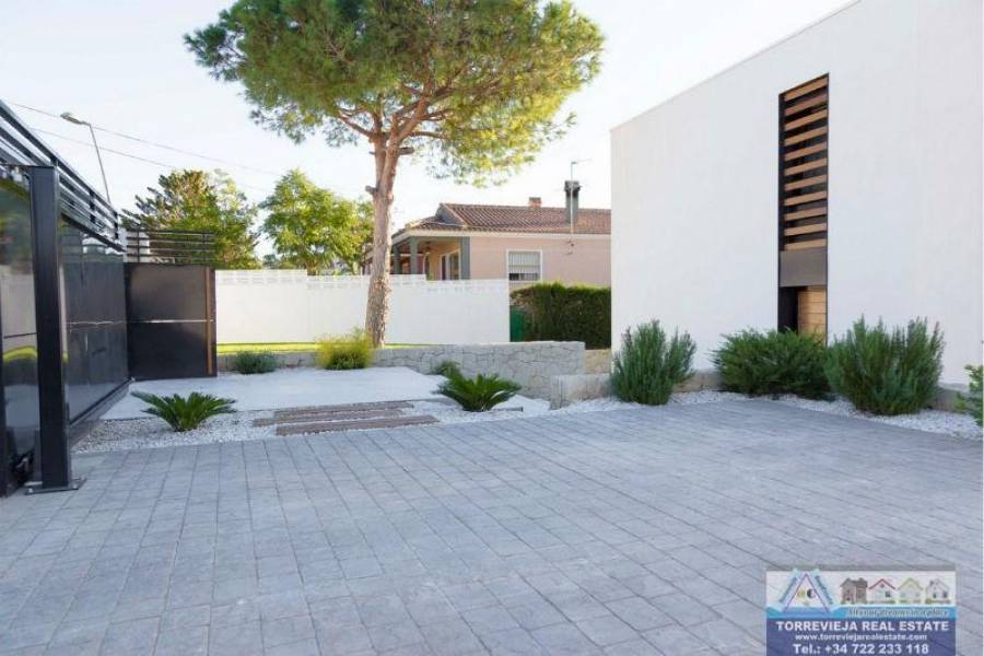 Torrevieja,Alicante,España,4 Bedrooms Bedrooms,3 BathroomsBathrooms,Chalets,40240