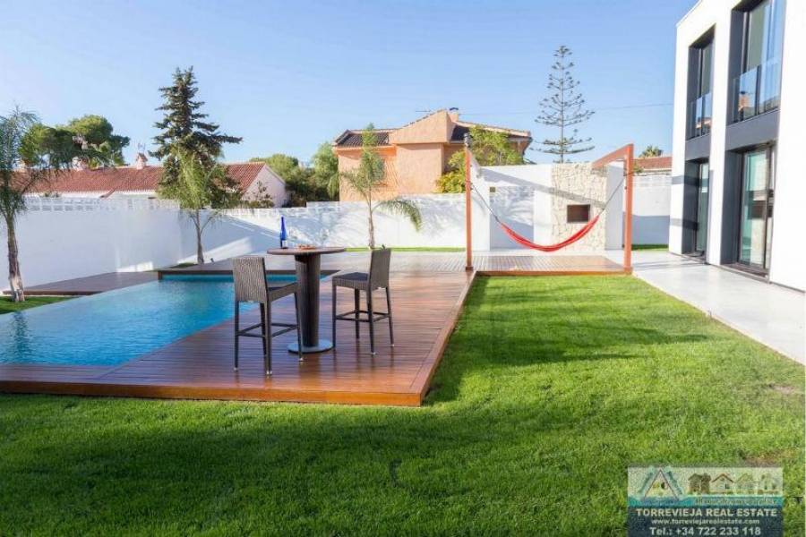 Torrevieja,Alicante,España,4 Bedrooms Bedrooms,3 BathroomsBathrooms,Chalets,40240