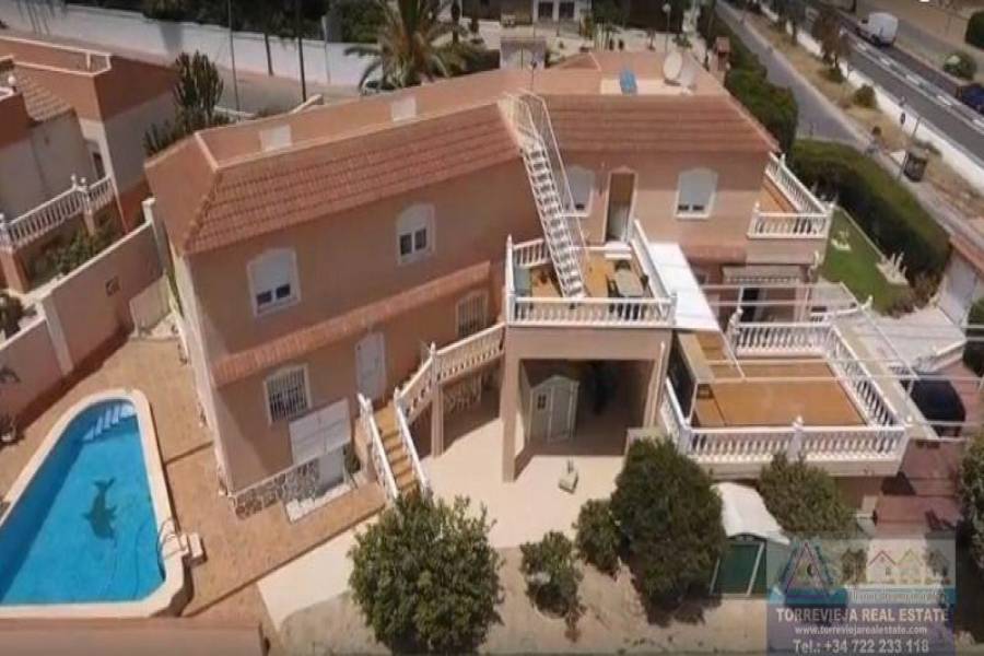 Torrevieja,Alicante,España,6 Bedrooms Bedrooms,3 BathroomsBathrooms,Chalets,40301