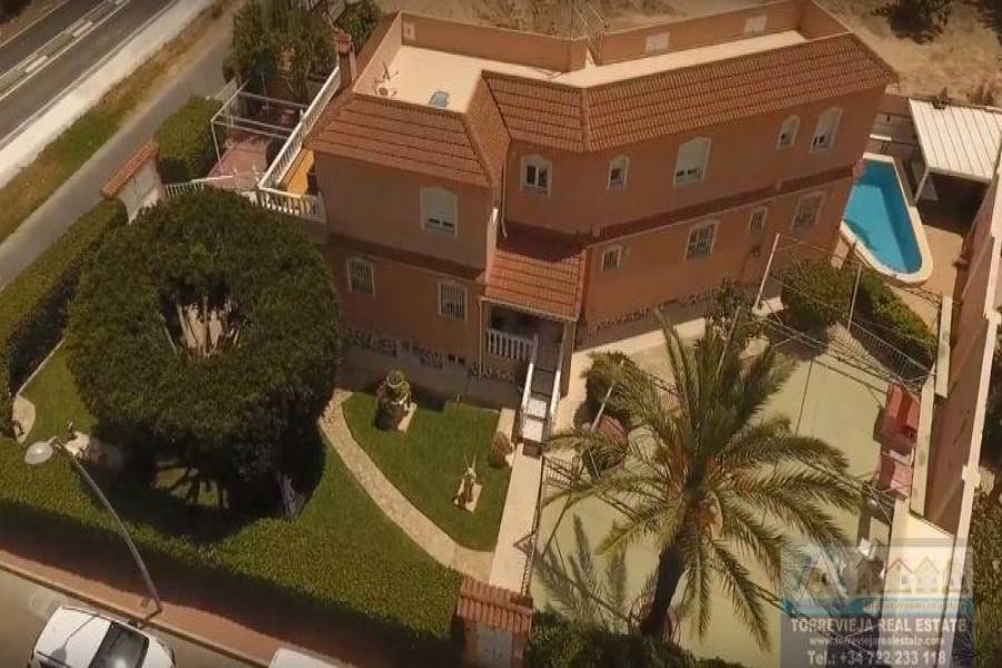 Torrevieja,Alicante,España,6 Bedrooms Bedrooms,3 BathroomsBathrooms,Chalets,40301