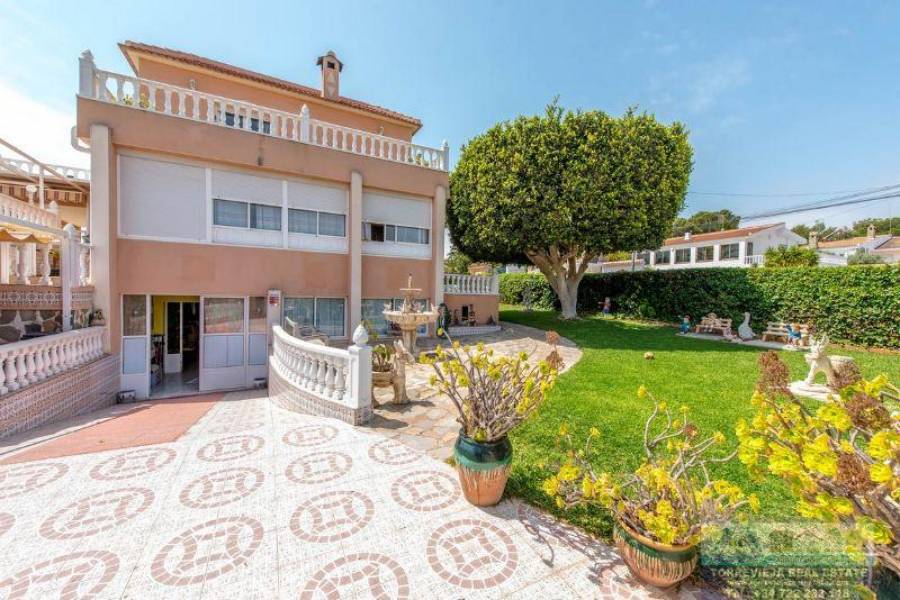 Torrevieja,Alicante,España,6 Bedrooms Bedrooms,3 BathroomsBathrooms,Chalets,40301