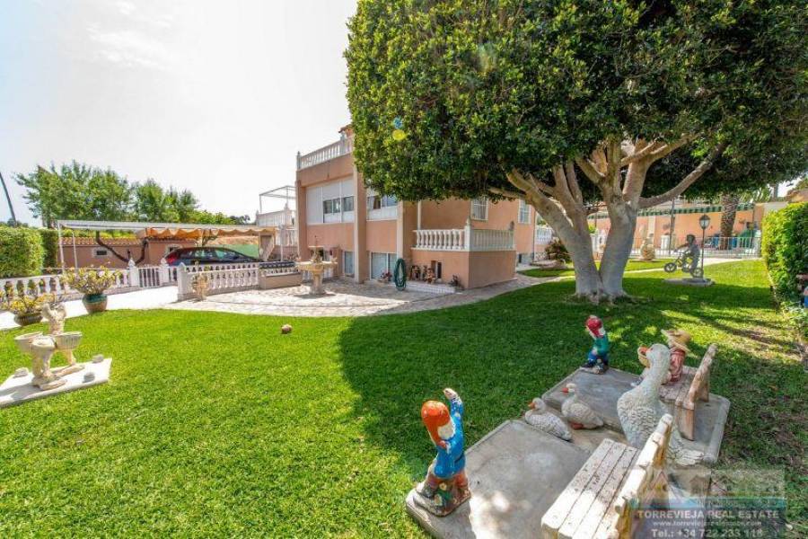 Torrevieja,Alicante,España,6 Bedrooms Bedrooms,3 BathroomsBathrooms,Chalets,40301