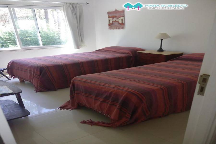 Pinamar,Buenos Aires,Argentina,4 Bedrooms Bedrooms,2 BathroomsBathrooms,Casas,PENELOPE,4487