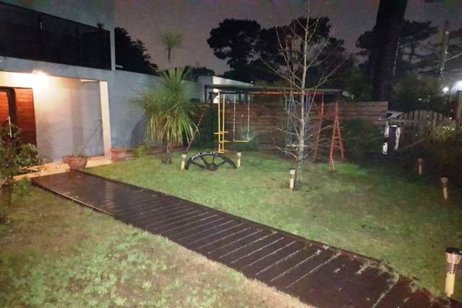 Punta del Este, Maldonado, Uruguay, 4 Bedrooms Bedrooms, ,3 BathroomsBathrooms,Casas,Temporario,41611